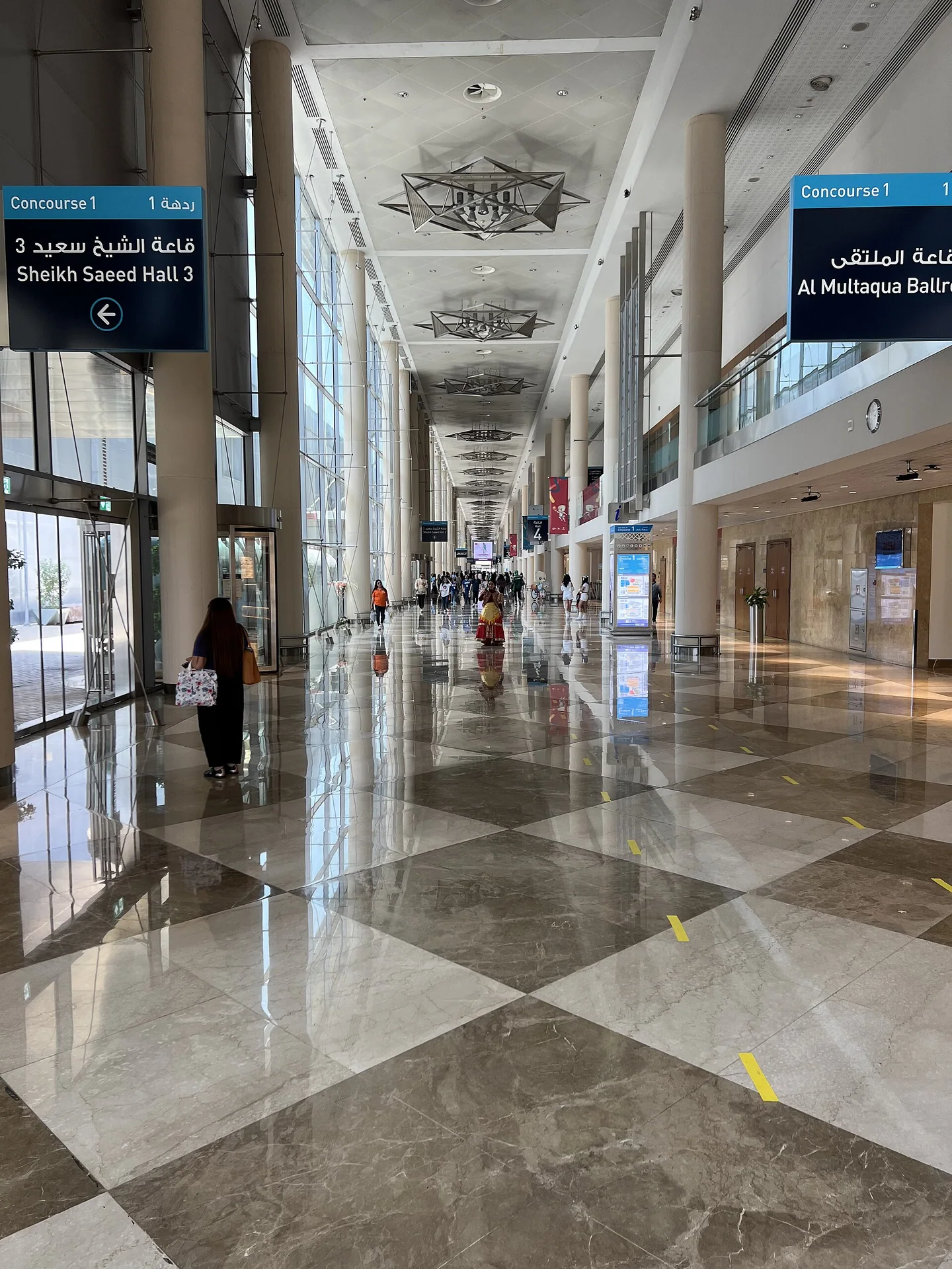 DWTC-Galerie mit Wegweisern zu den Hallen, 2023