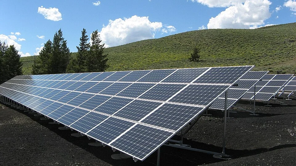 Solarmodule unter freiem Himmel