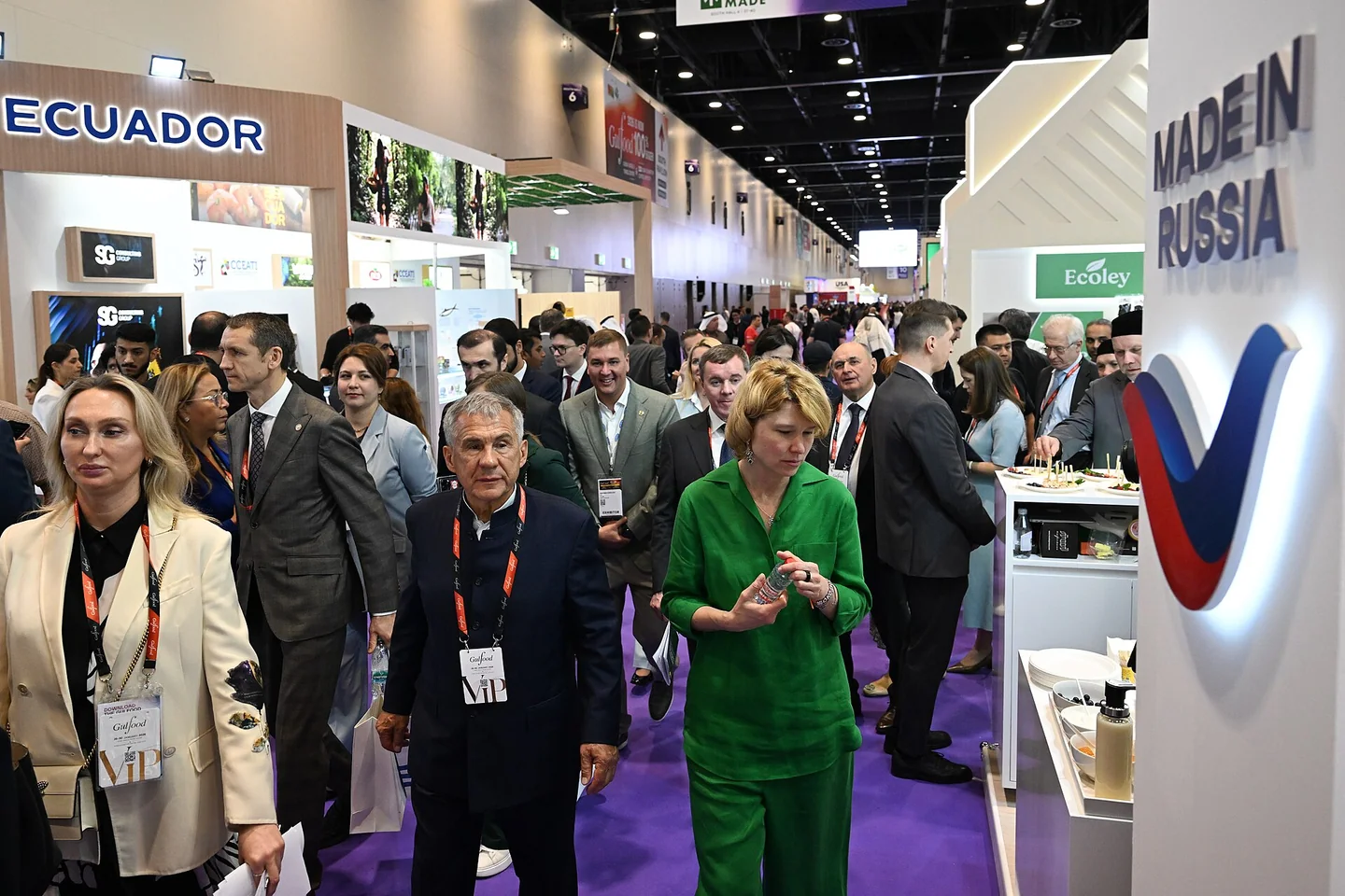 Delegation aus Tatarstan zwischen den Ständen der Gulfood 2026