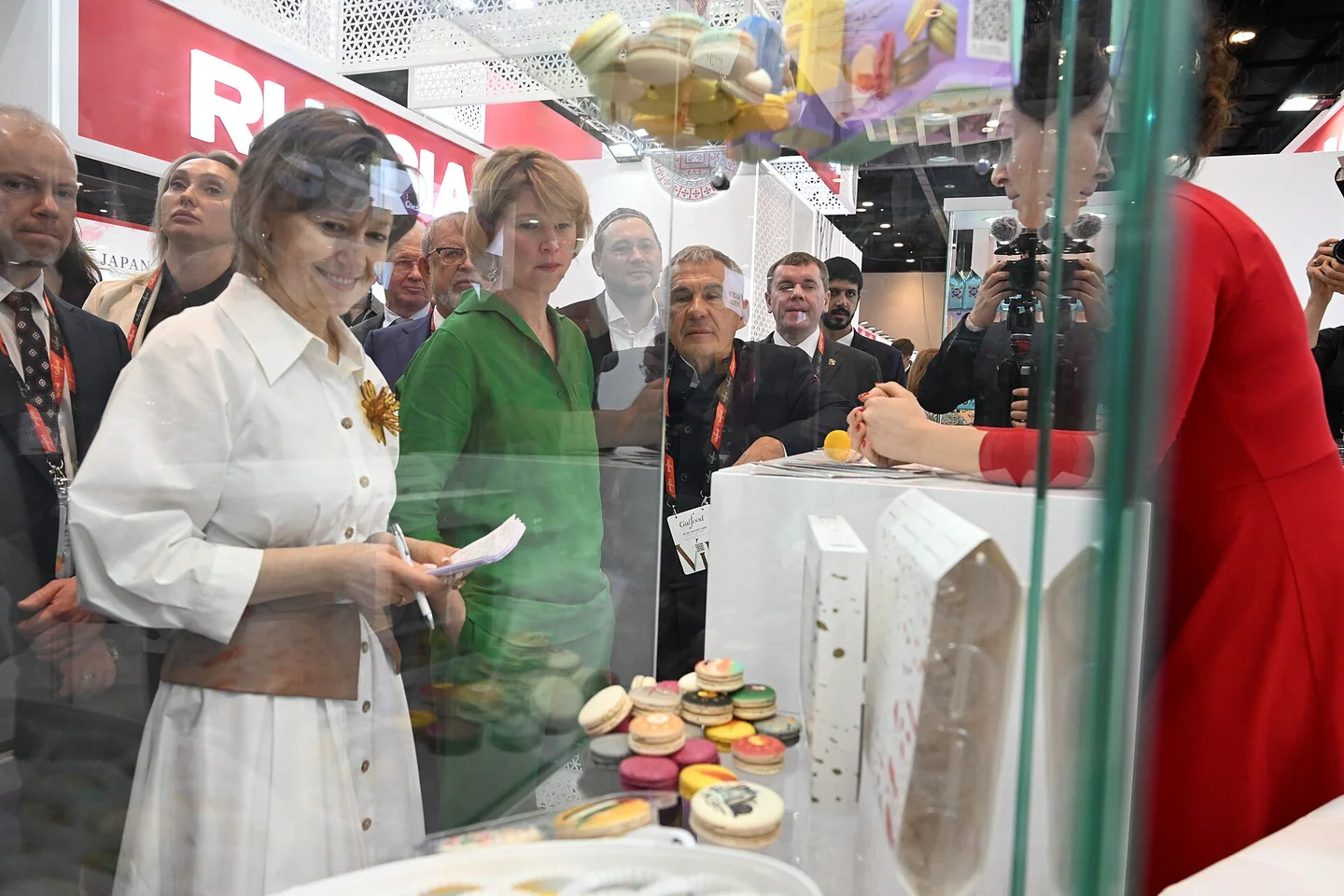 Besucher betrachten Süßwaren auf der Gulfood 2026