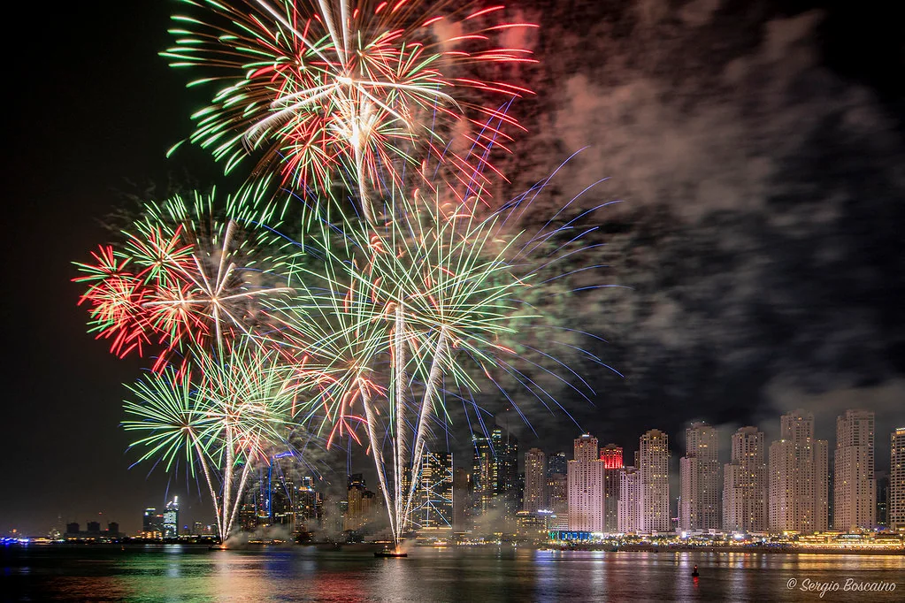 Feuerwerk an The Walk zum Abschluss des Dubai Shopping Festival 2020.