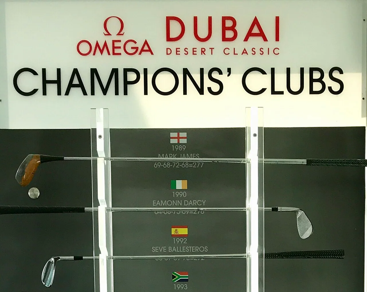 Expoziție cu crosele campionilor Dubai Desert Classic, 2019.