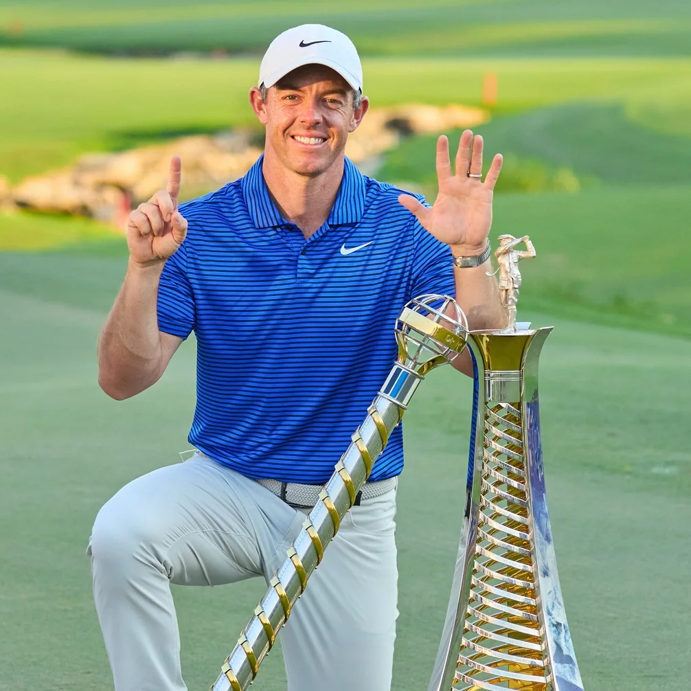 Rory McIlroy con los trofeos tras el torneo de 2024.