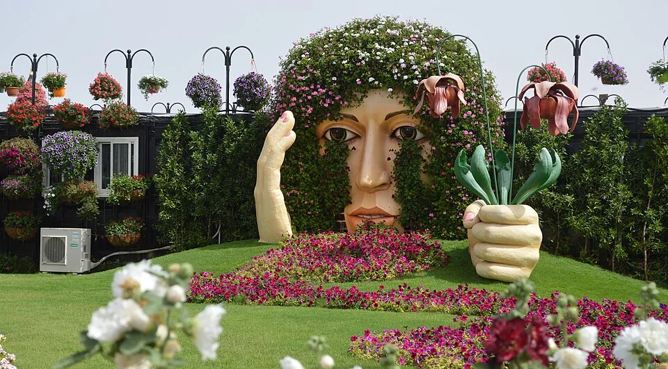 Une sculpture ornée de fleurs au Dubai Miracle Garden, 2016