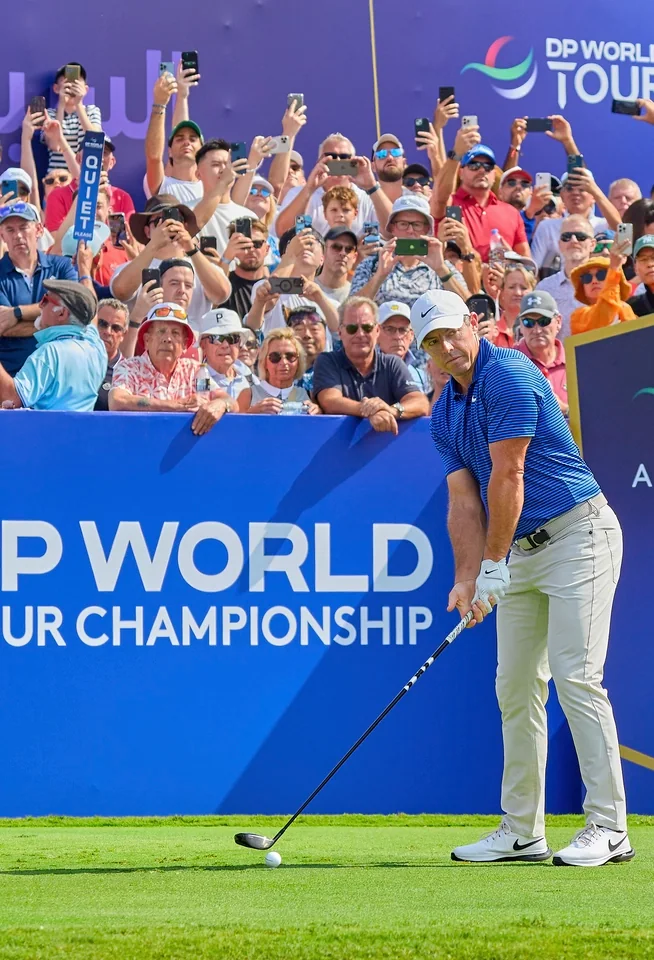 Rory McIlroy antes de un golpe en el DP World Tour Championship 2024.