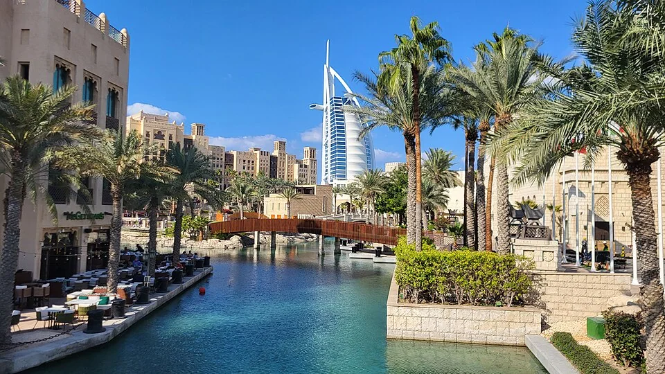 Burj Al Arab visto desde Souk Madinat Jumeirah, 2025