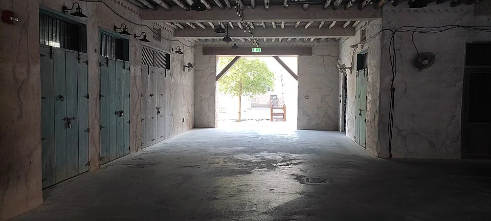 Un pasaje cubierto en Al Seef, 2022