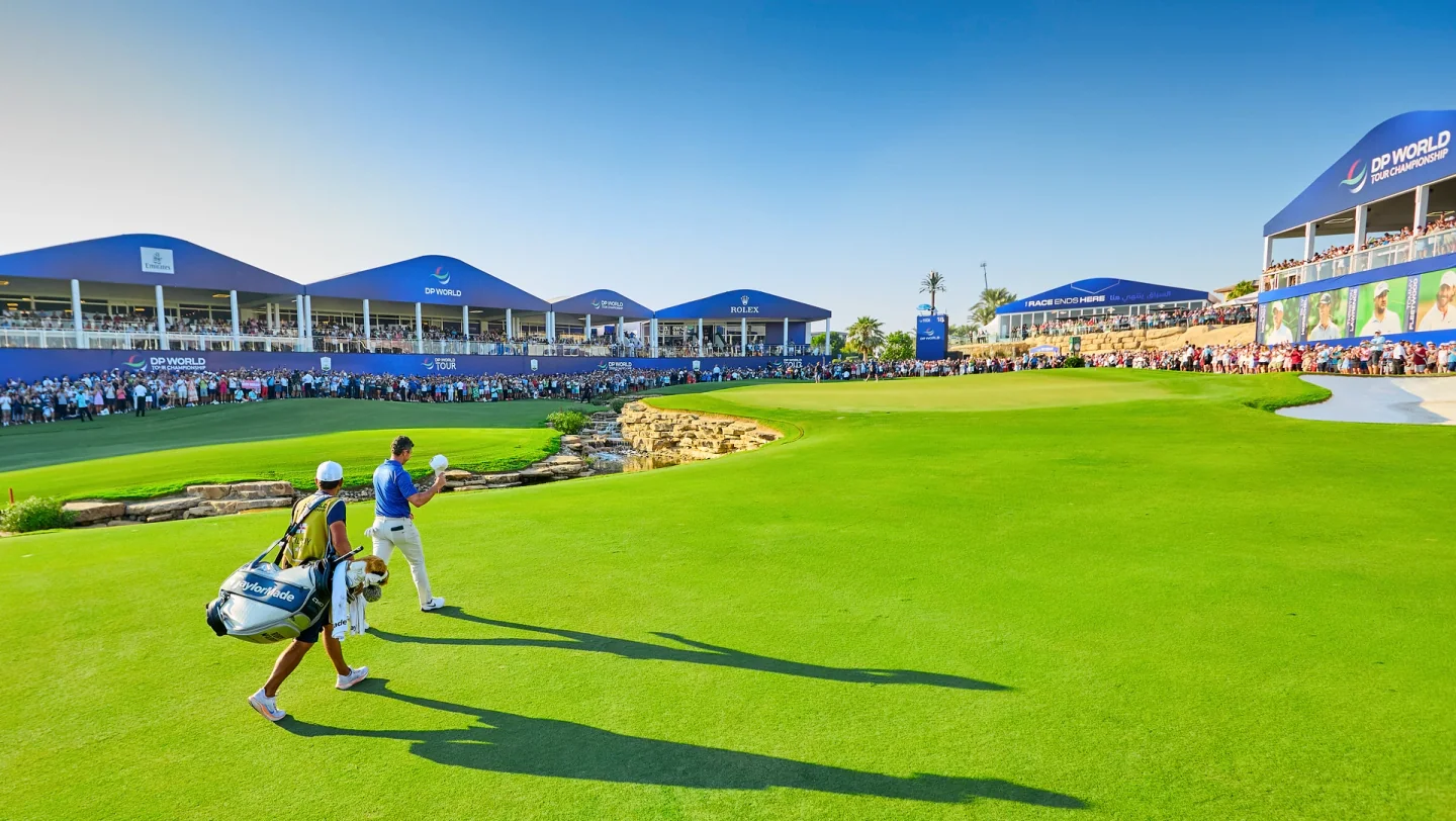 Der Golfplatz und die Zuschauertribünen bei der DP World Tour Championship 2024. Archivaufnahme.