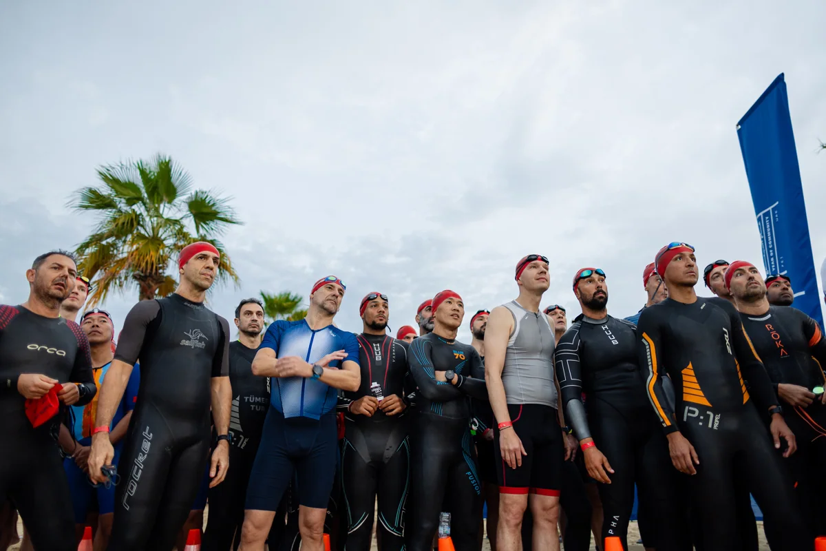 Partecipanti prima della prova di nuoto. Archivio triathlon ADSC.