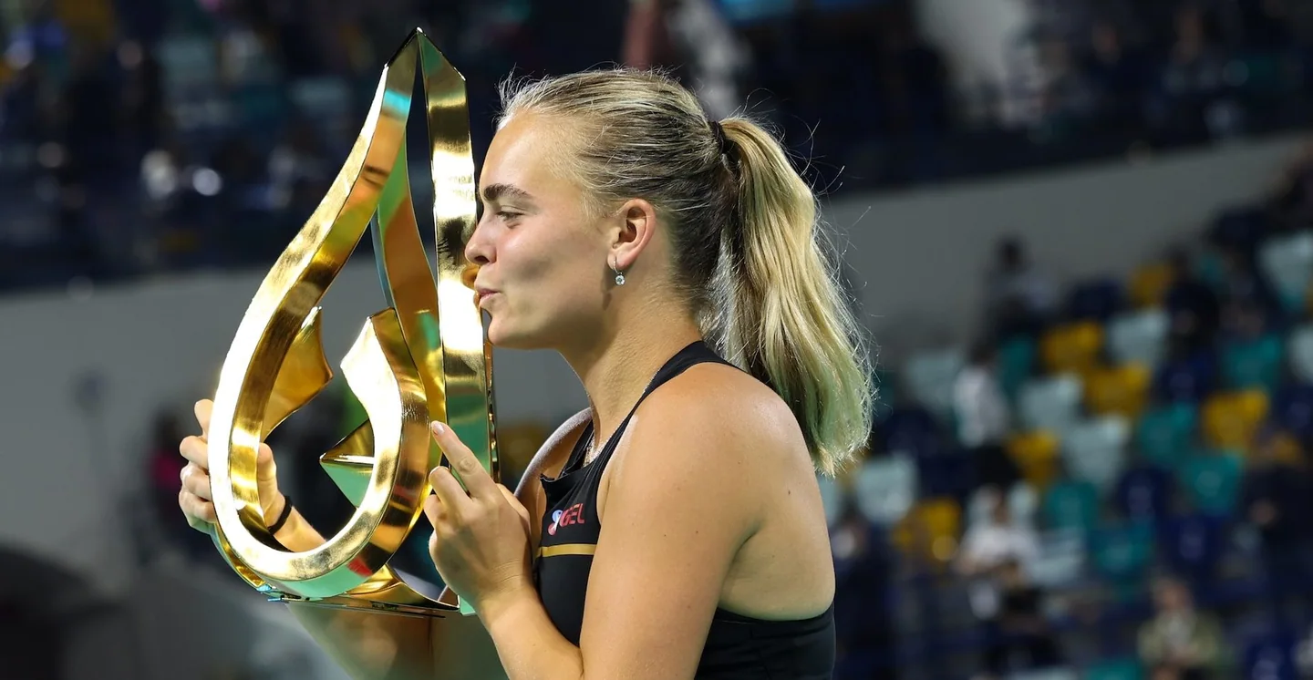 Sara Bejlek mit dem Pokal der Mubadala Abu Dhabi Open 2026.