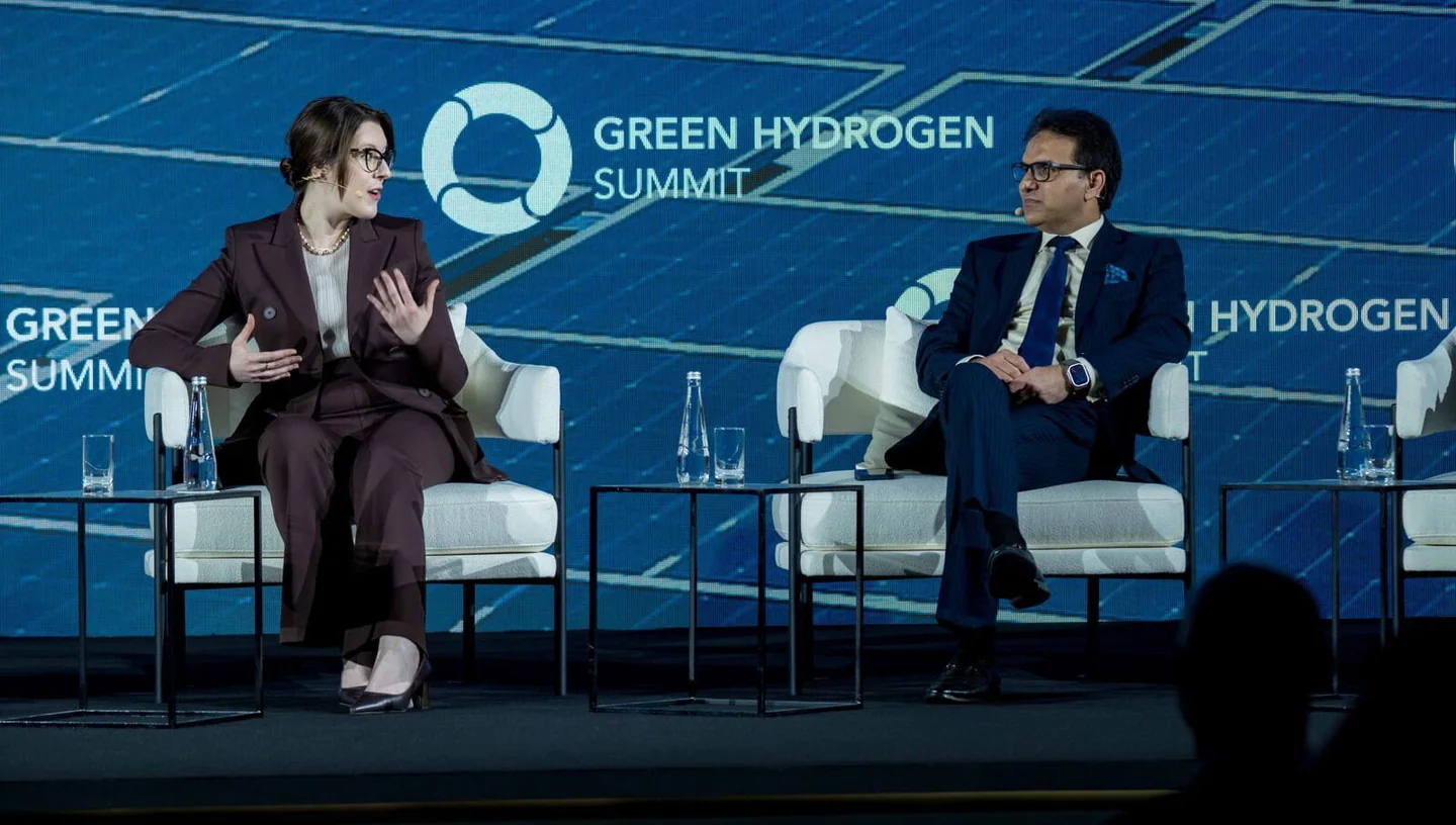 Zwei Diskussionsteilnehmer auf der Bühne des Green Hydrogen Summit / WFES 2024. Archivaufnahme.