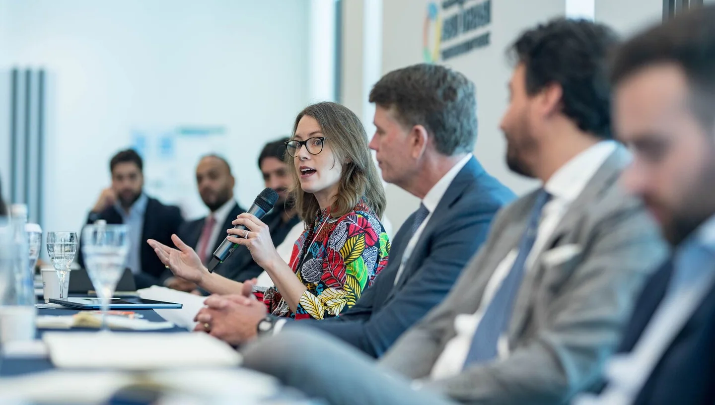 Eine Gesprächsrunde am Tisch — WFES 2024. Archivaufnahme.