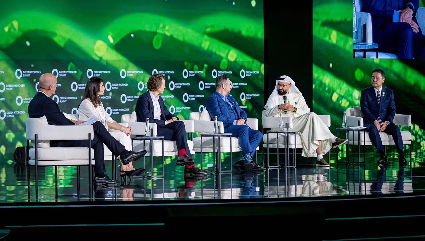 Partecipanti a un dibattito sul palco — Green Hydrogen Summit / ADSW 2025. Foto d’archivio.