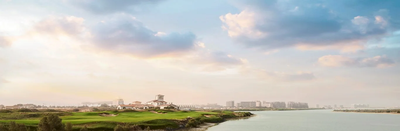 Il campo Yas Links sull’acqua. Foto del gestore Viya Golf.