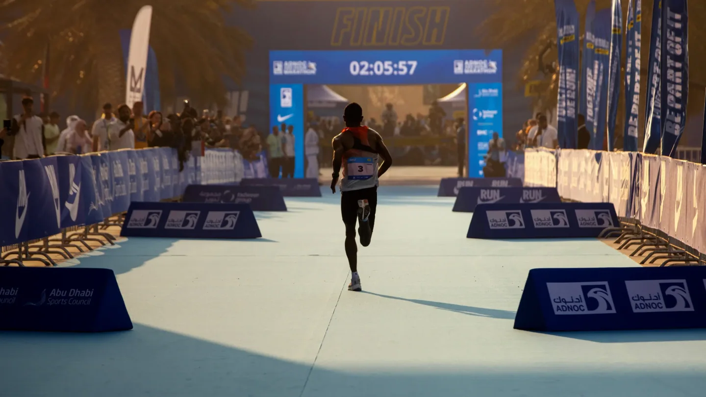 Biegacz zbliża się do mety ADNOC Abu Dhabi Marathon. Archiwum organizatora.
