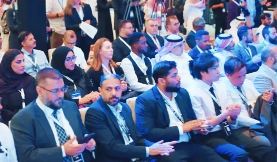 Gäste in einem Konferenzsaal — Global AI Show. Archivaufnahme.