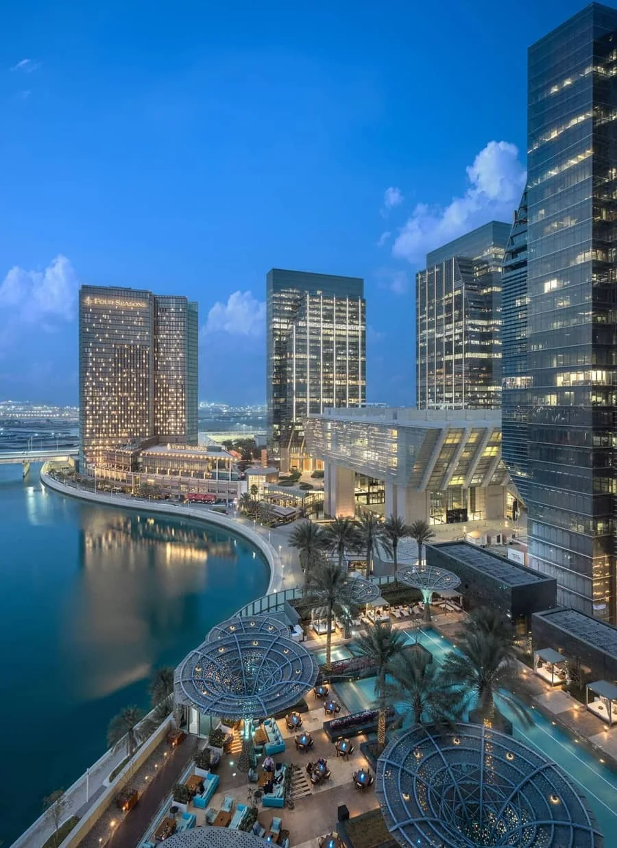 Uferpromenade und Gebäude auf Al Maryah Island — Al Maryah Island. Foto des Veranstaltungsorts.