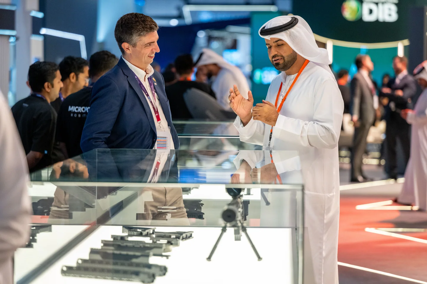 Ein Geschäftsgespräch an einer Vitrine — Make it in the Emirates 2026. Archivaufnahme.