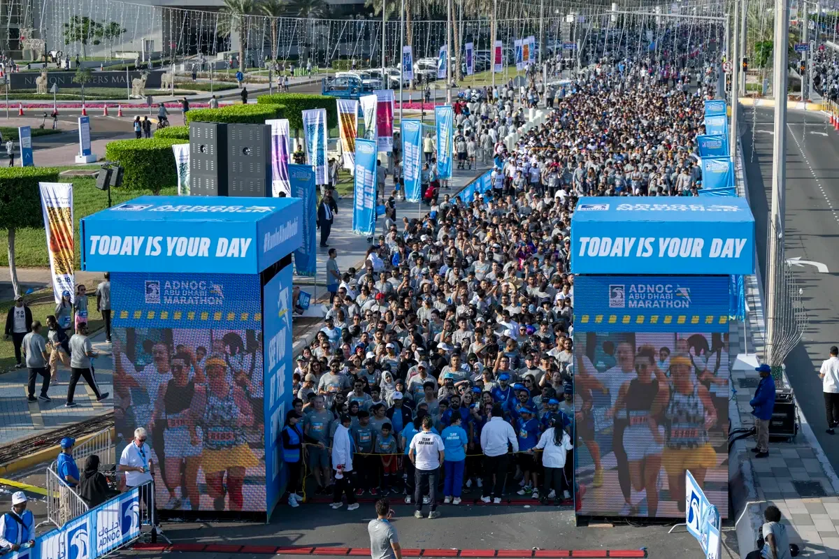 Uczestnicy ADNOC Abu Dhabi Marathon przy bramie startowej. Archiwum ADSC.