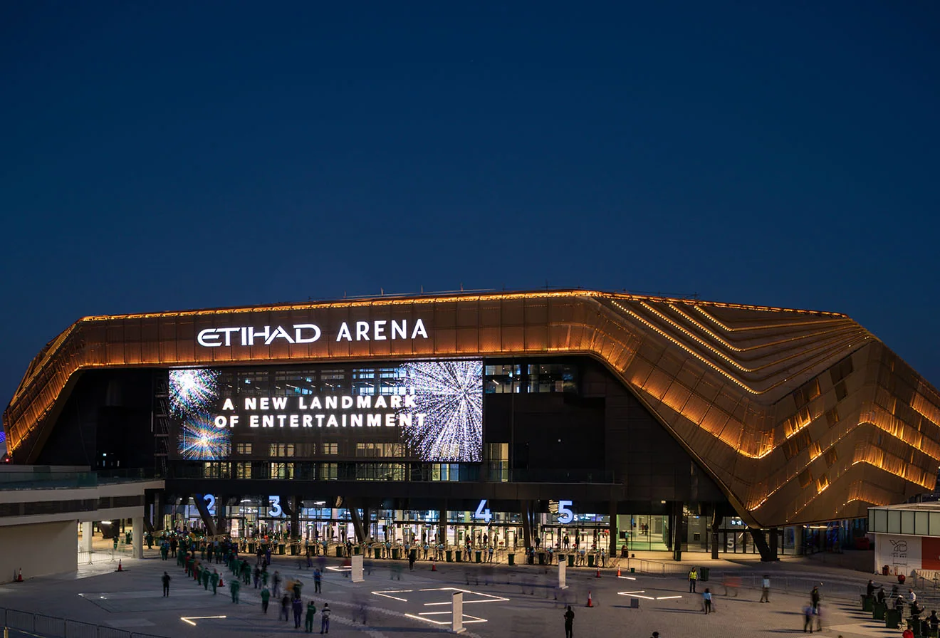 Etihad Arena di sera, sede di concerti sull’isola di Yas.