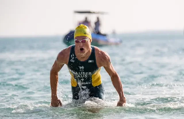 Un atleta esce dall’acqua alla WTCS Abu Dhabi 2025.