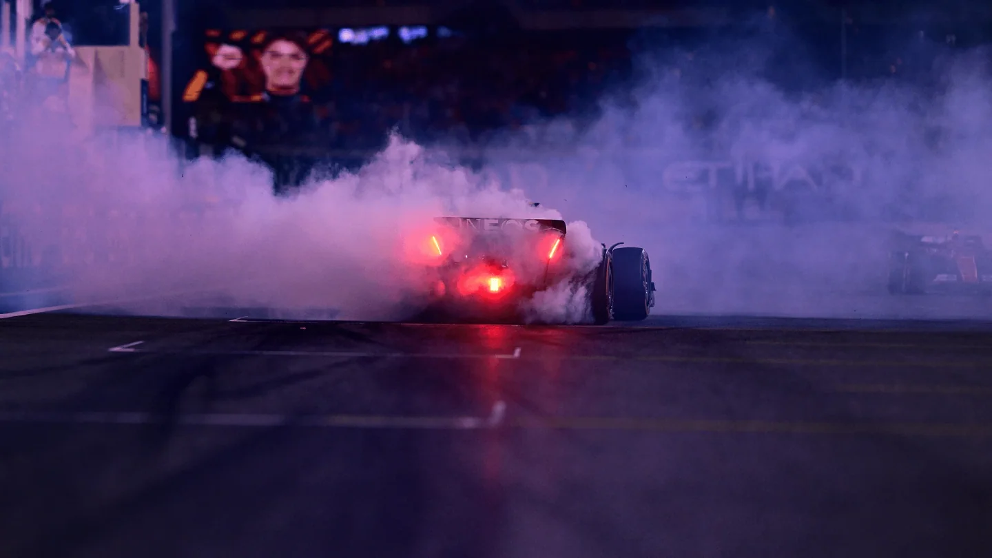 Un monoplaza entre humo. Archivo de Formula 1 del Gran Premio de Abu Dabi.