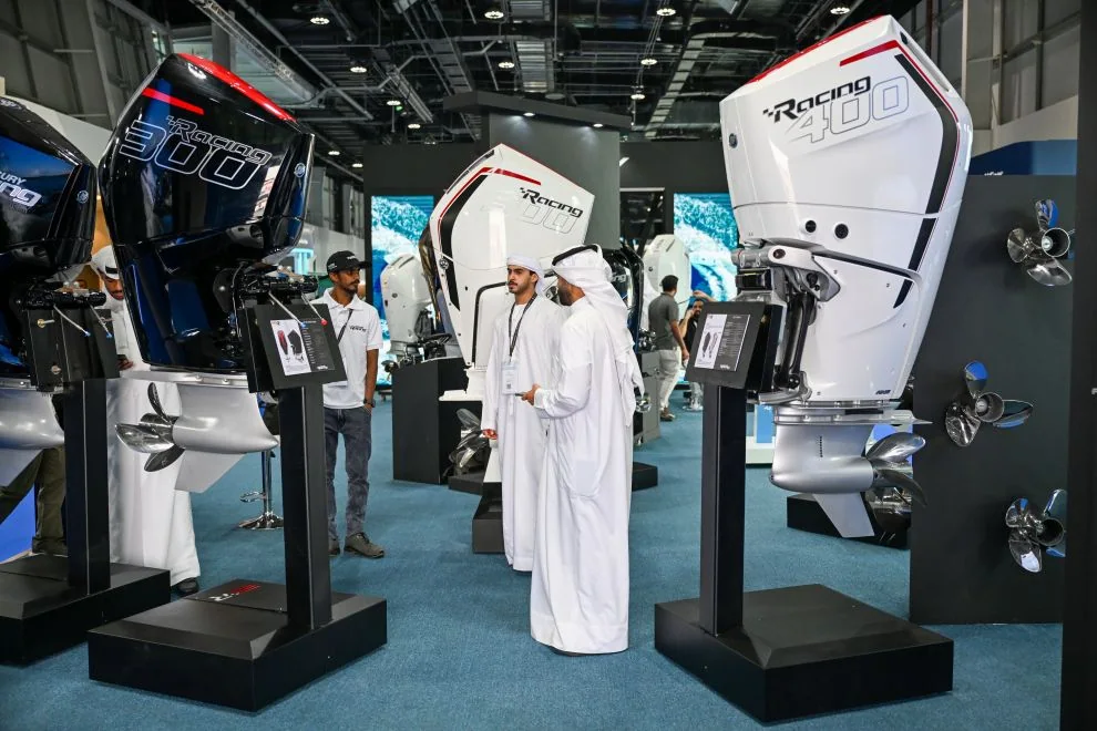 Außenbordmotoren am Stand — Abu Dhabi International Boat Show. Archivaufnahme.