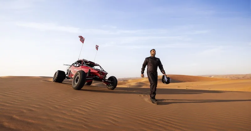 Un buggy printre dune într-o fotografie de arhivă a organizatorului Liwa Festival.