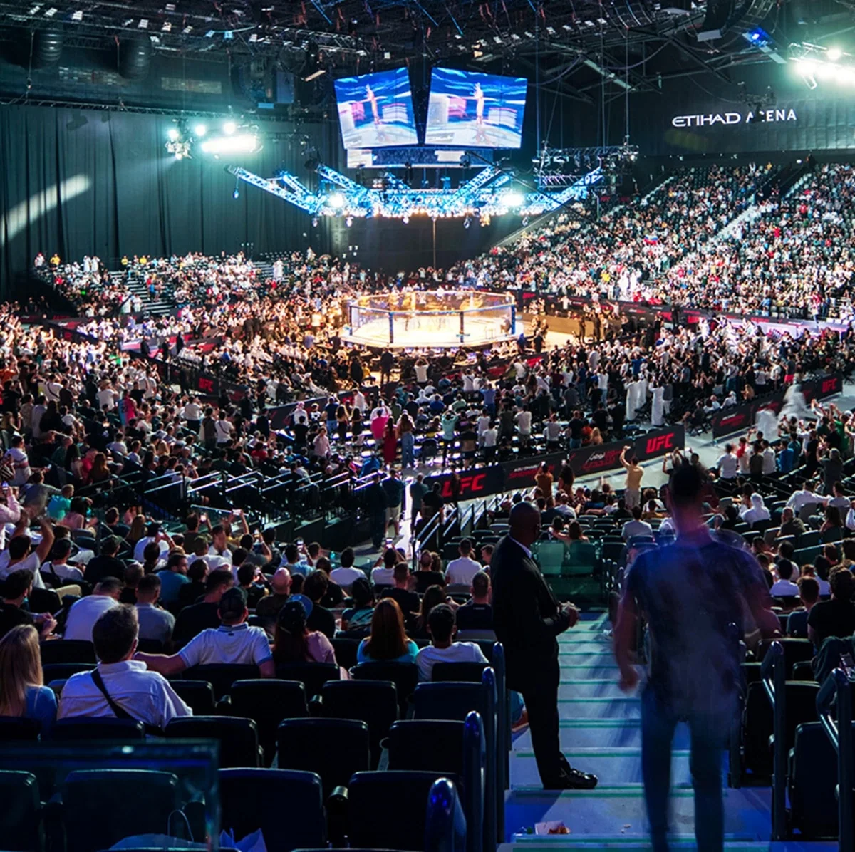 El octágono y los espectadores en Etihad Arena. Foto histórica de UFC de la galería del recinto.