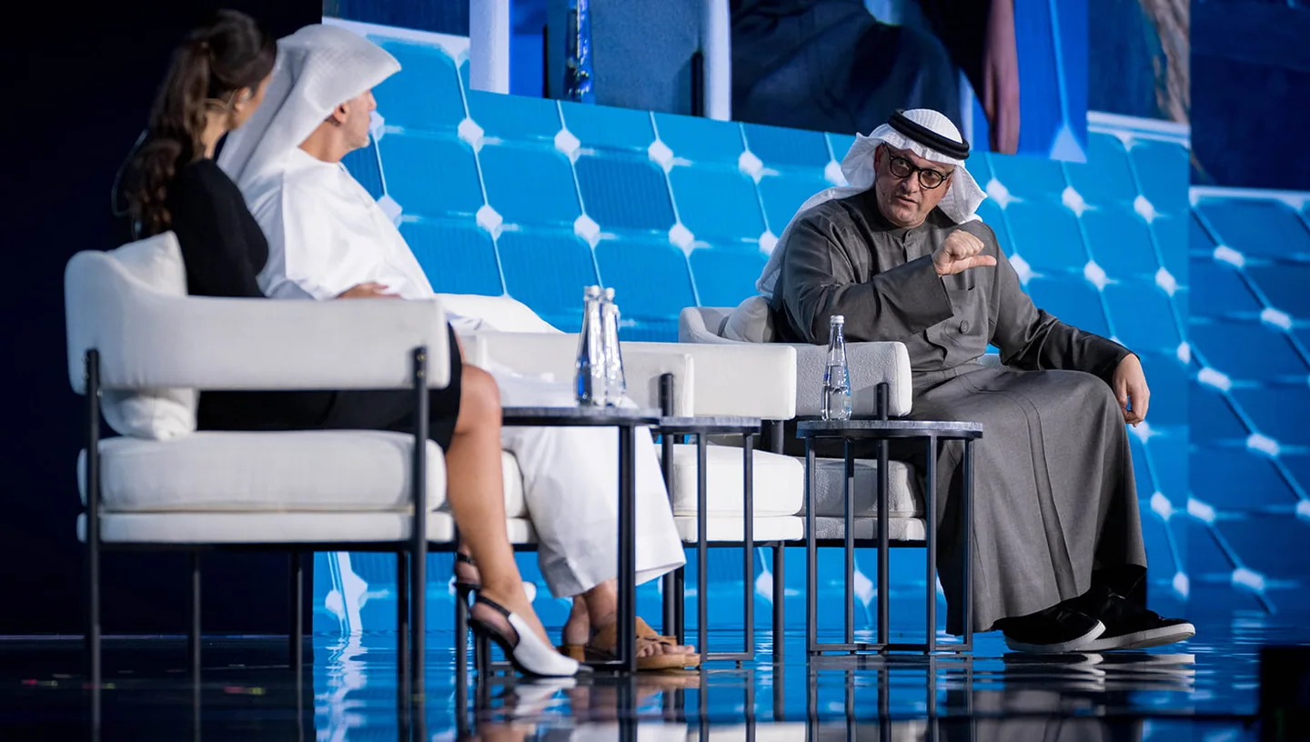 Partecipanti a un dibattito sul palco — Abu Dhabi Sustainability Week 2025. Foto d’archivio.