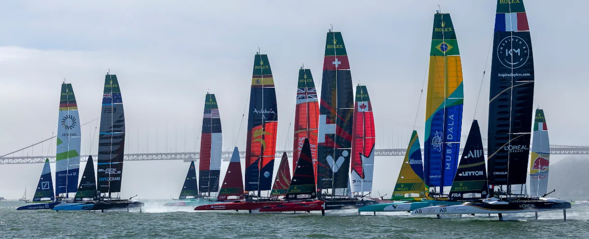 La flota SailGP junto a un puente colgante. Imagen promocional de archivo del organizador.