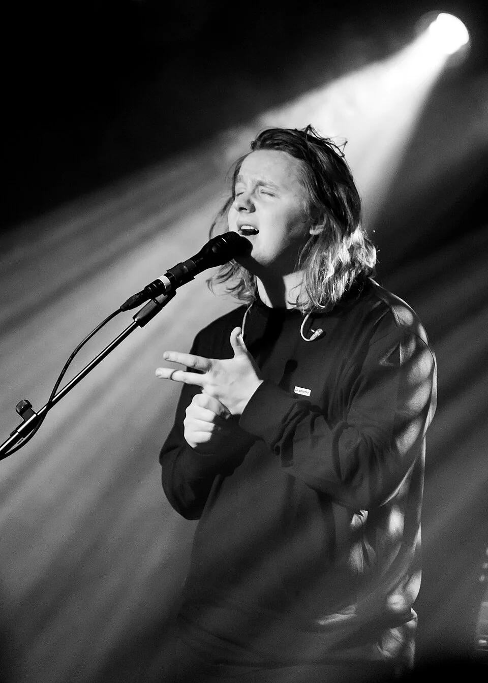 Lewis Capaldi chantant au micro au Moroccan Lounge de Los Angeles, en 2018.