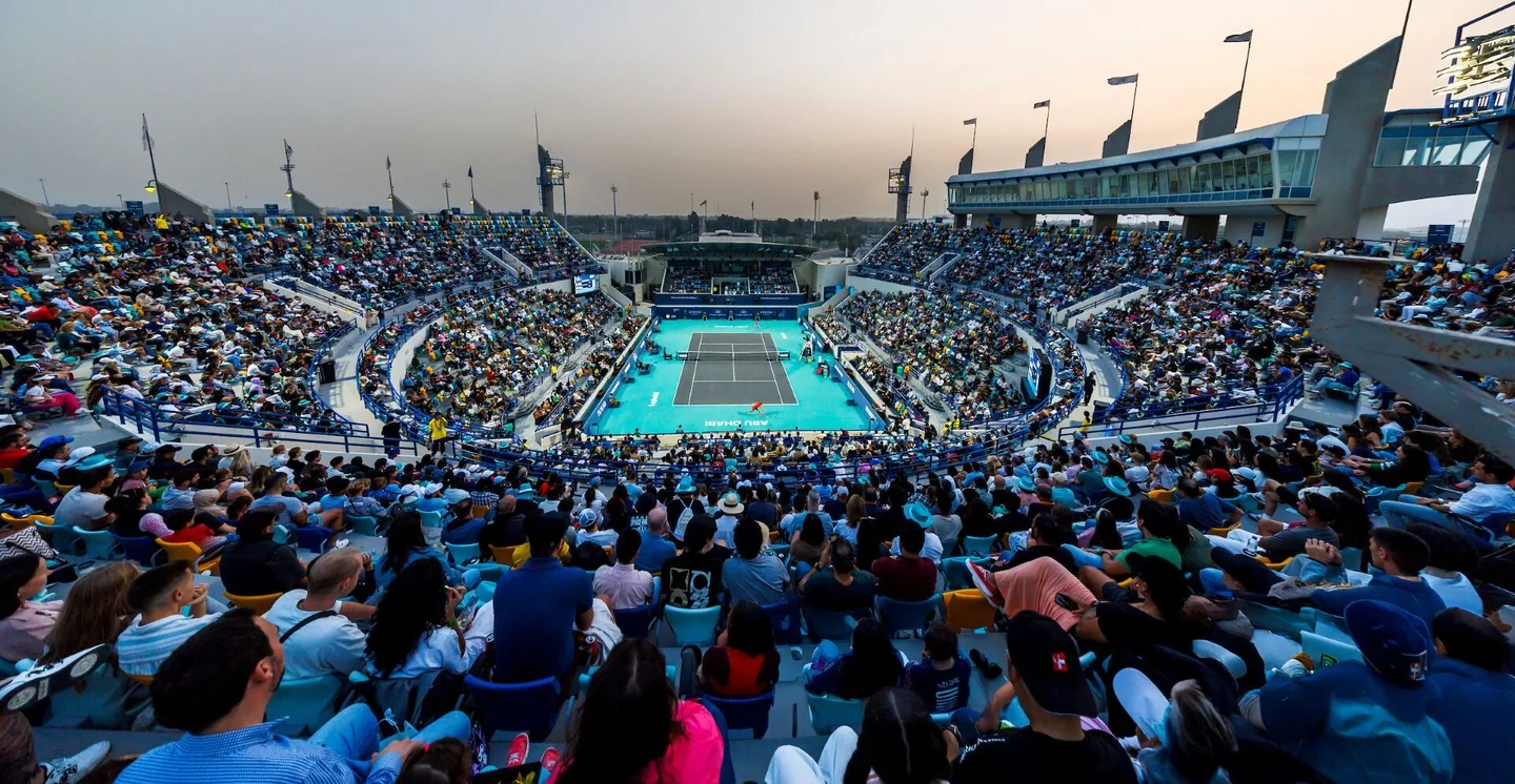 Tennisplatz und Tribünen im International Tennis Centre. Archiv der Mubadala Abu Dhabi Open.