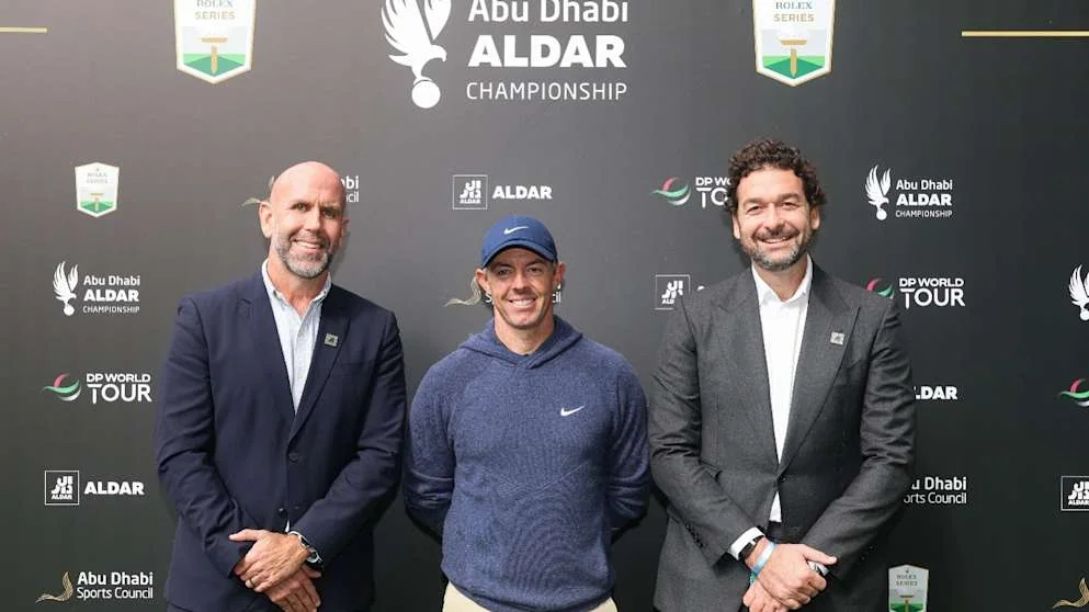 Rory McIlroy con i rappresentanti dei partner del campionato. Foto dell’annuncio del 2026.