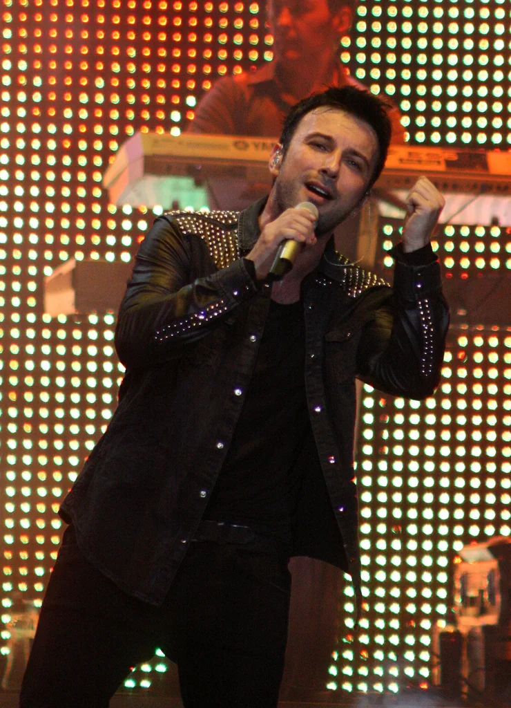 Tarkan con un microfono in una fotografia di concerto del 2011.