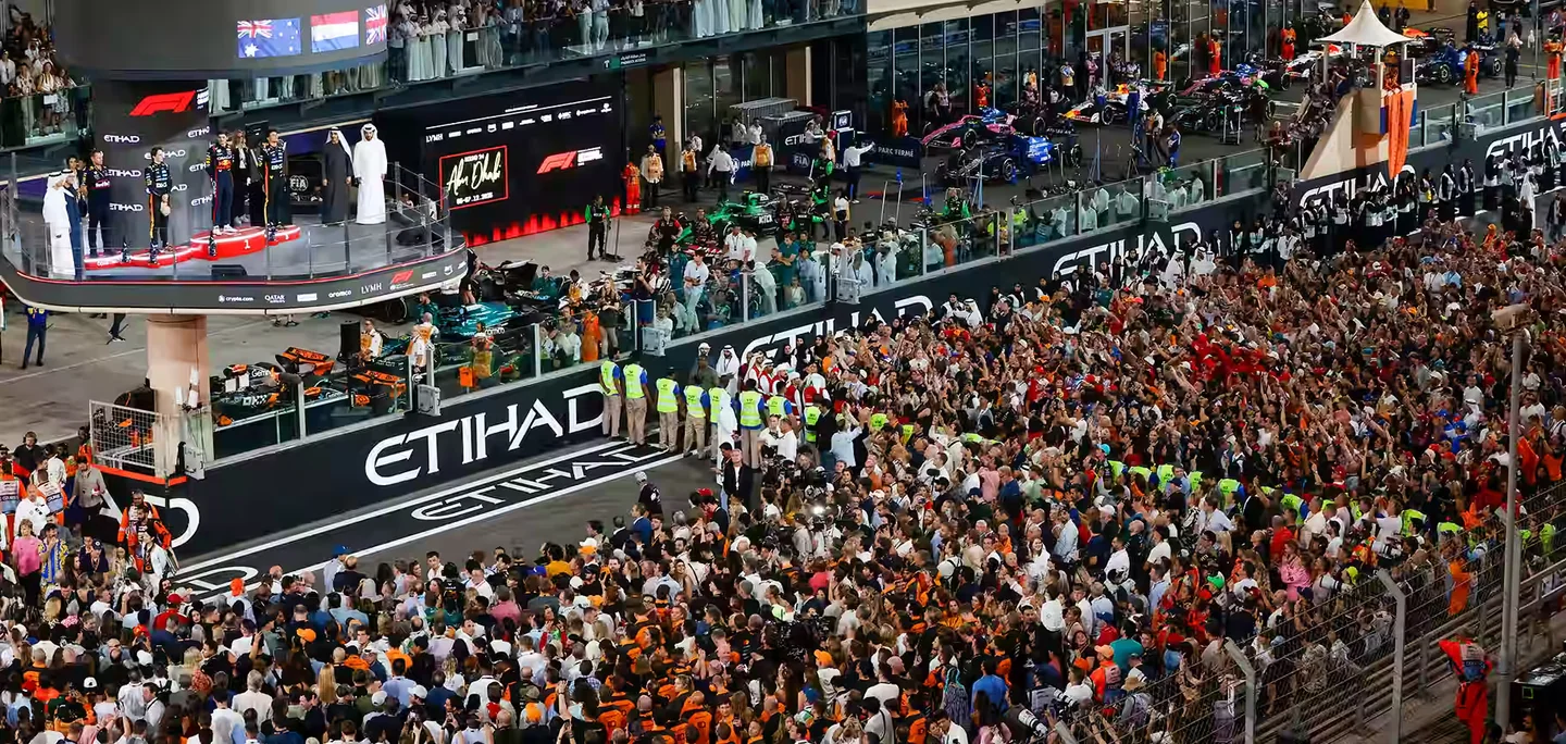 El podio y los aficionados en el Gran Premio de Abu Dabi. Archivo del promotor.