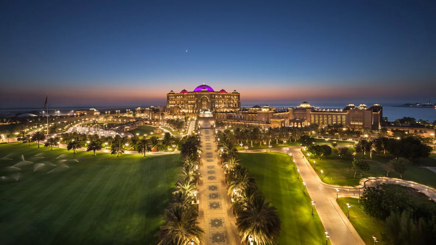 Emirates Palace Mandarin Oriental al atardecer, sede de la final SailGP 2026.
