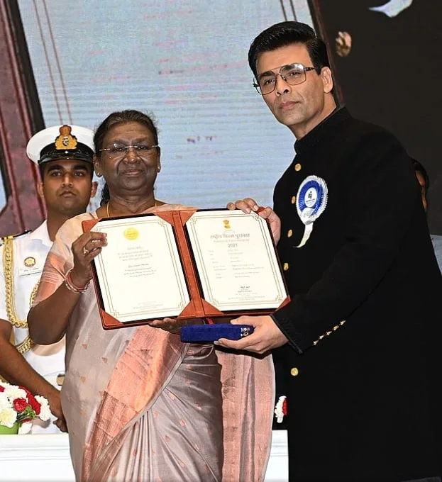 Karan Johar recibe un premio en los National Film Awards de Nueva Delhi, en 2023.