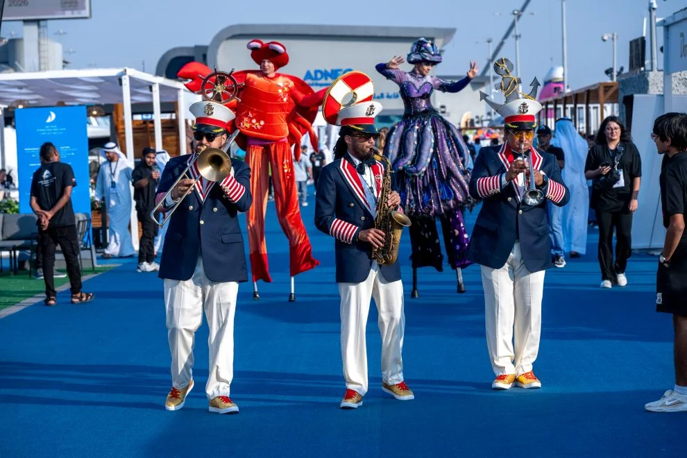 Musiker auf dem Messegelände — Abu Dhabi International Boat Show. Archivaufnahme.