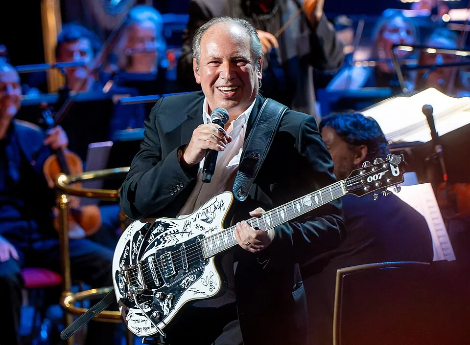 Hans Zimmer cu chitara la Royal Albert Hall, Londra, în 2022.