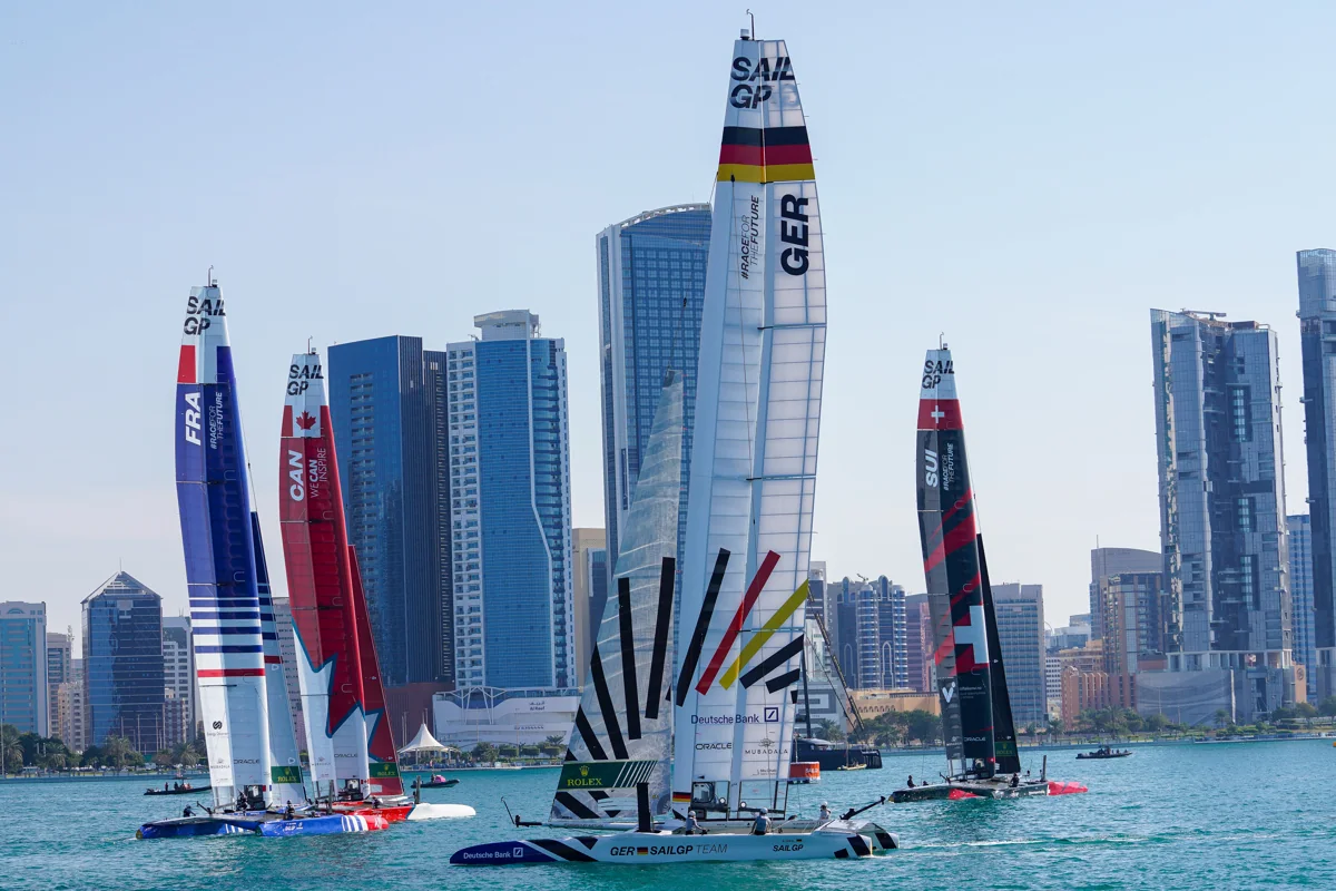 Catamaranes SailGP frente al paseo marítimo de Abu Dabi. Archivo ADSC.