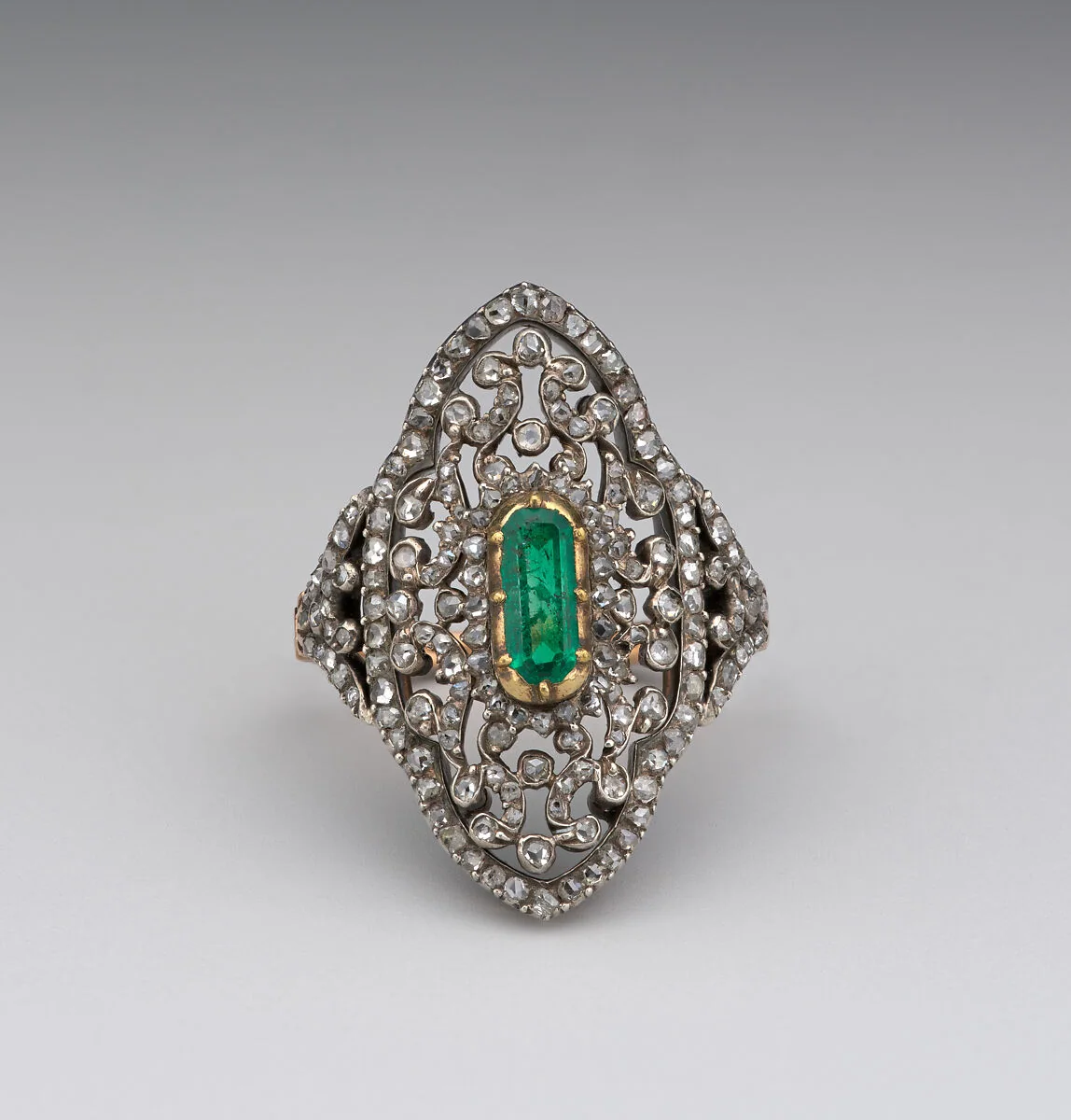 Bague à monture ovale ajourée, émeraude verte et diamants de la collection du Met.
