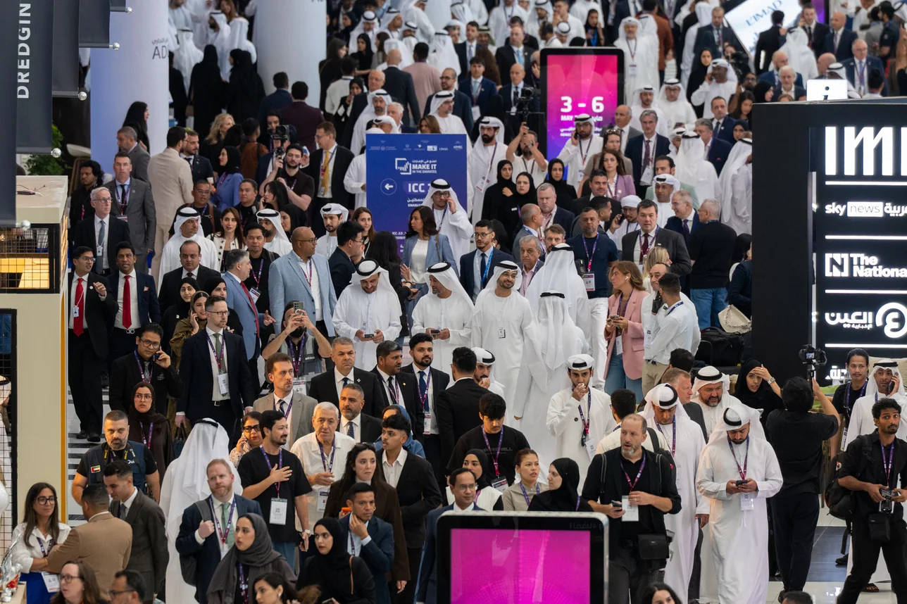Besucher zwischen den Messeständen — Make it in the Emirates 2026. Archivaufnahme.