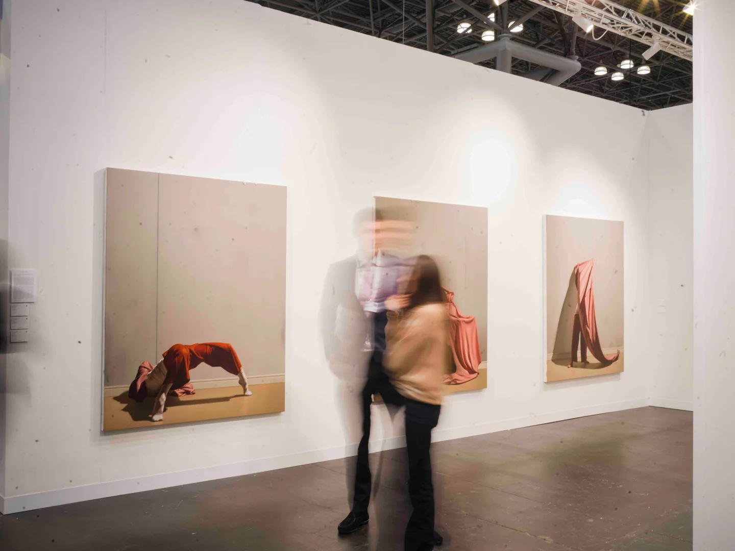 Stoisko Mennour na The Armory Show 2026 i zwiedzający oglądający dzieła.