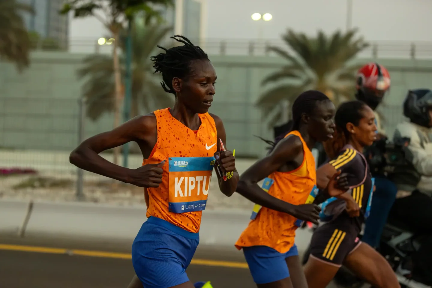 Biegaczki na trasie ADNOC Abu Dhabi Marathon. Archiwum organizatora.