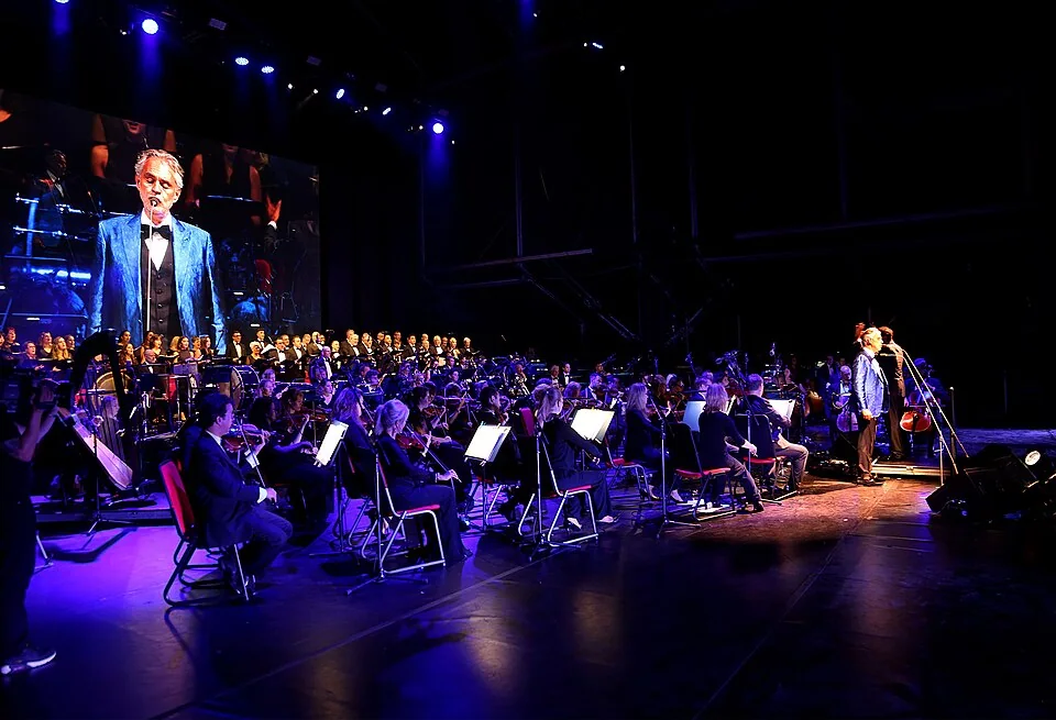 Andrea Bocelli con un’orchestra in concerto a Gibilterra, nel 2019.