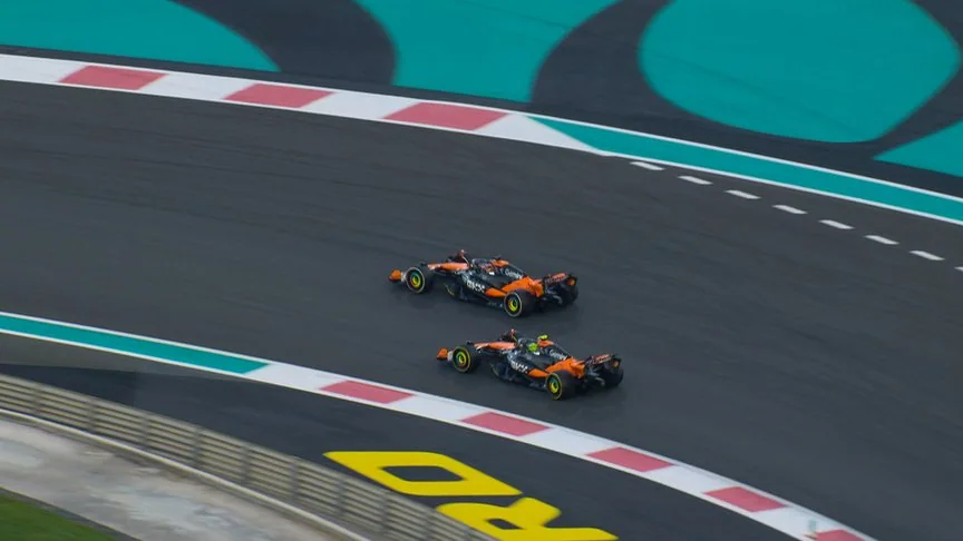 Dos McLaren en Yas Marina Circuit, Gran Premio de 2025.