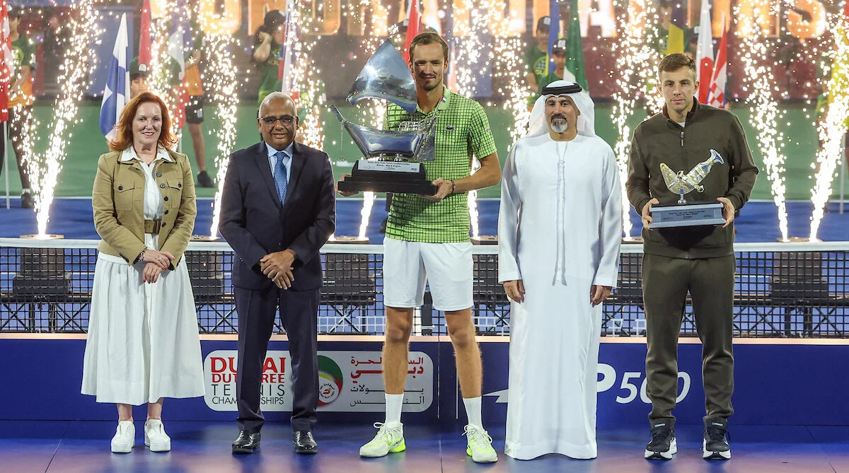 Daniil Medvedev mit dem Pokal der Dubai Duty Free Tennis Championships 2026.