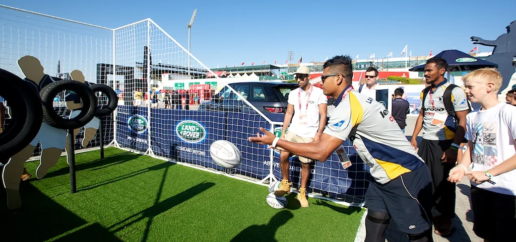 Un’attività con il pallone da rugby nell’area tifosi di Dubai Sevens 2013.