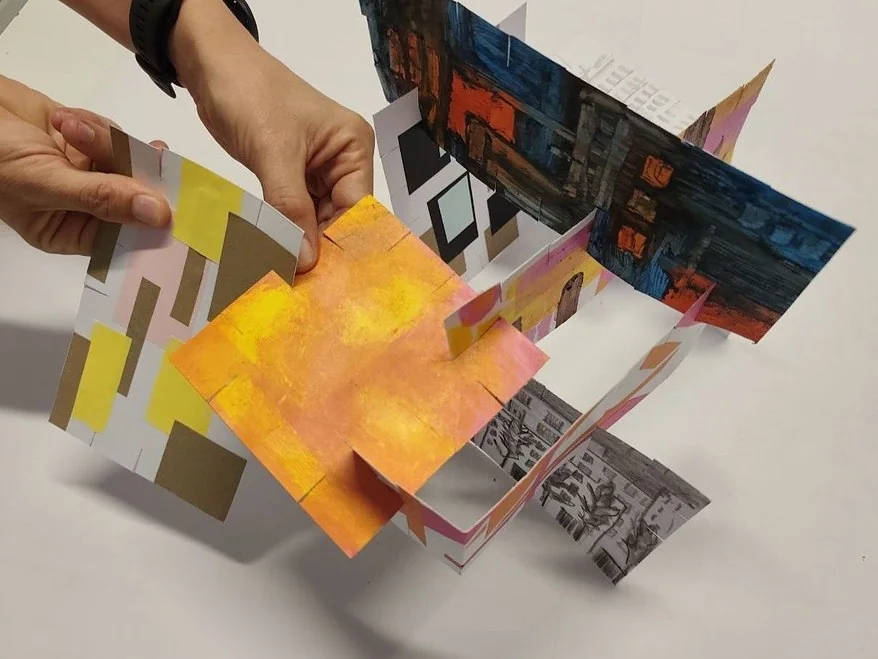 Papierkonstruktion des Familienworkshops Geometries per habitar.